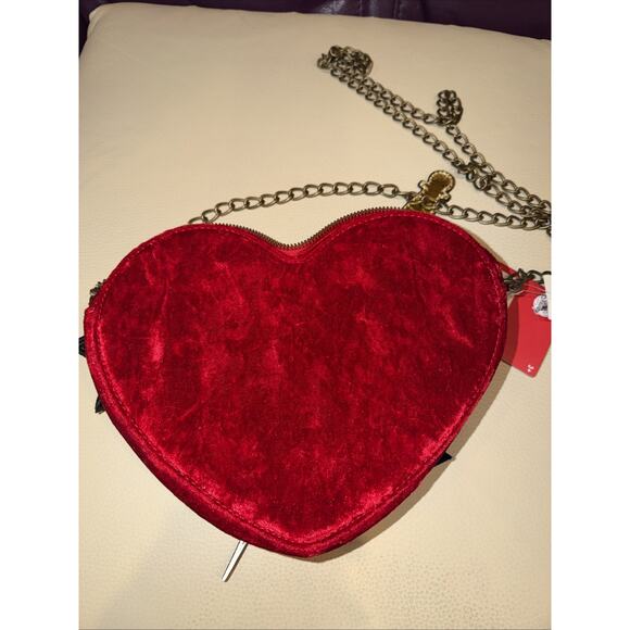 Disney Snow White "Fairest Of Them All" CrossBody Bag, Oh My Disney Red Heart - Picture 3 of 8